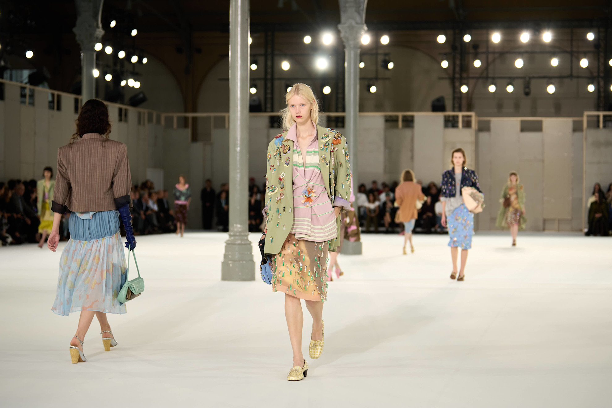 من مجموعة Dries Van Noten ربيع و صيف 2027 للملابس الجاهزة
