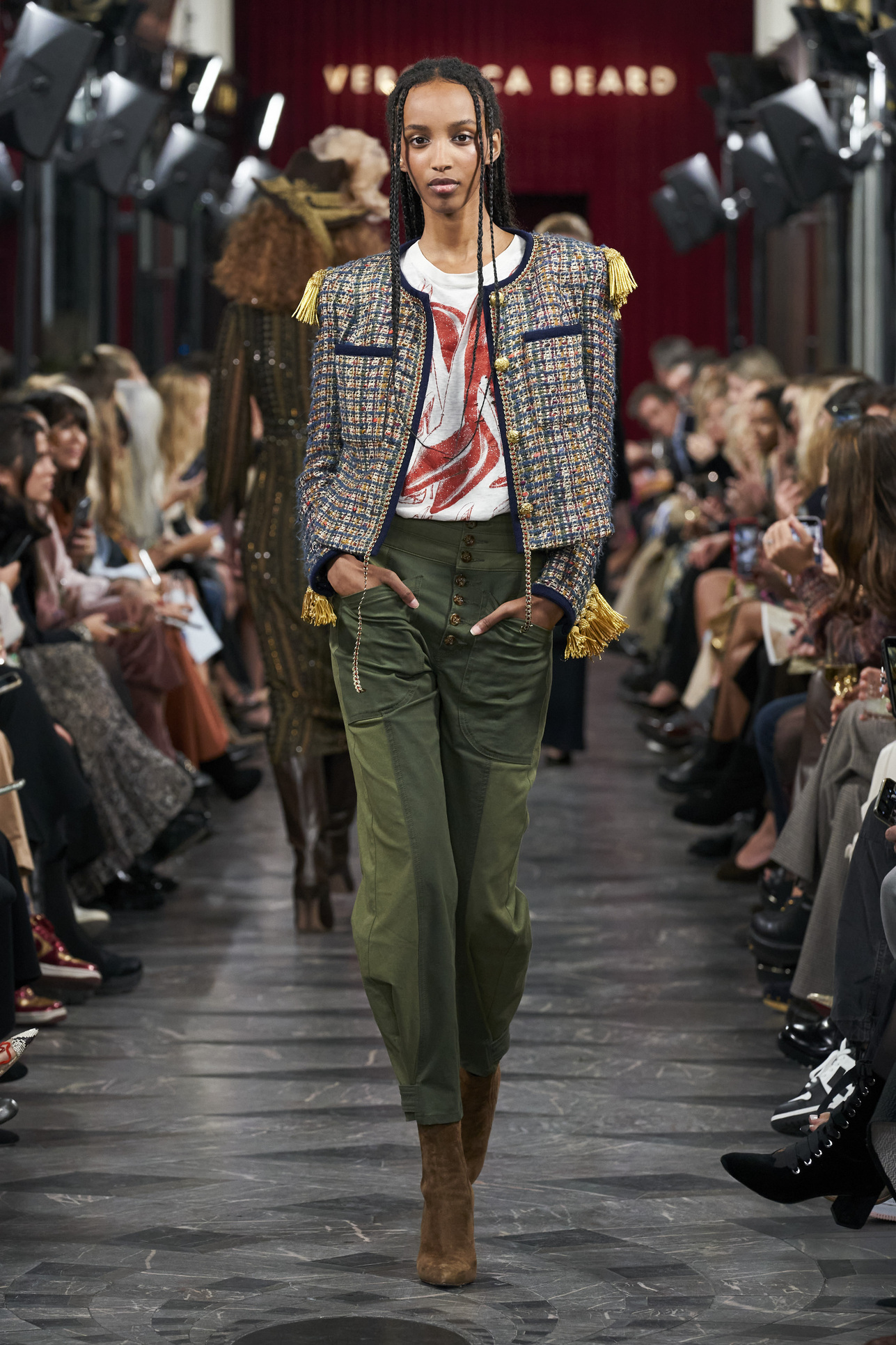 موضة البنطلون الزيتي المستقيم مع الجاكيت القصيرة