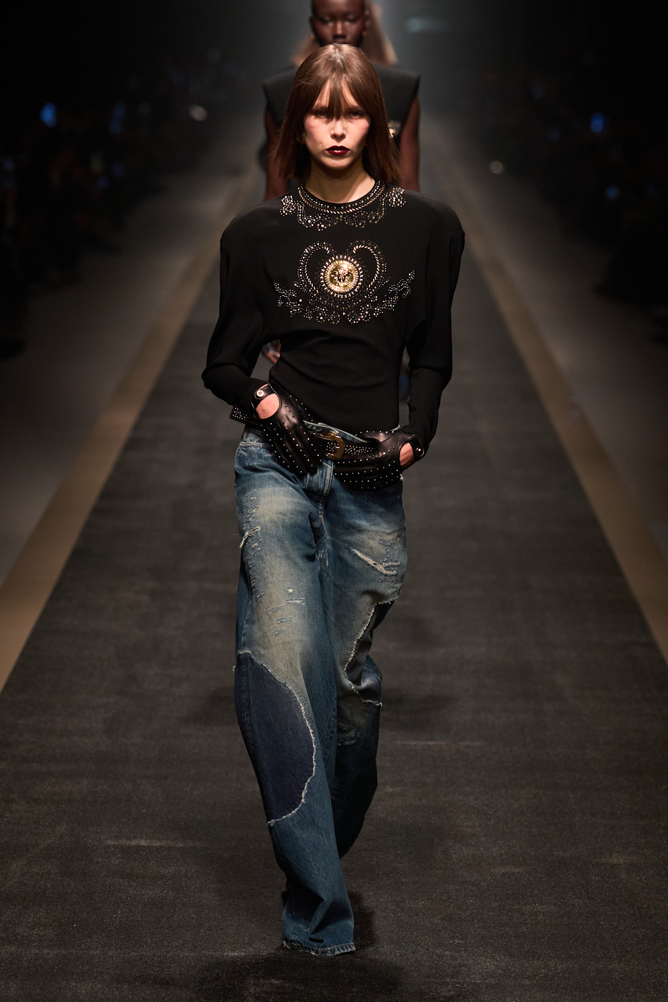 Versace البنطلون الجينز الواسع بإطلالة عصرية وكاجوال من