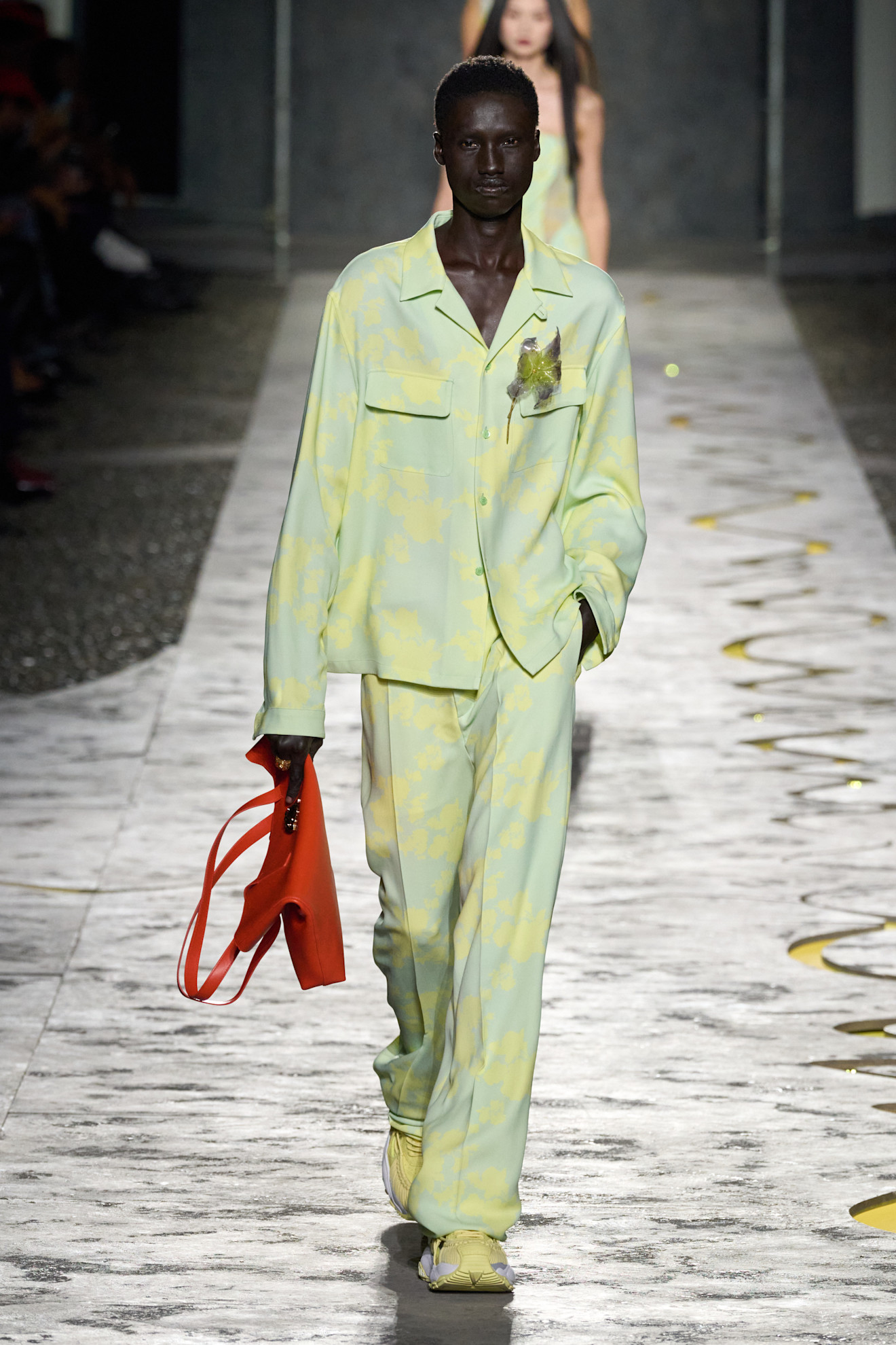 Versace بدلة باللون الباستيل من
