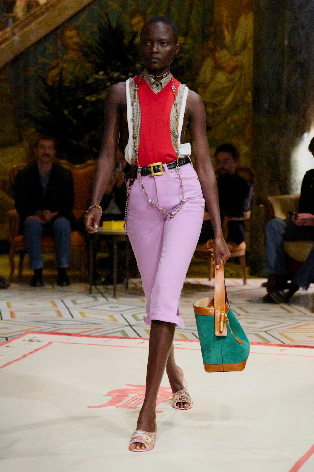 Versace تنسيق الشورت الضيق من