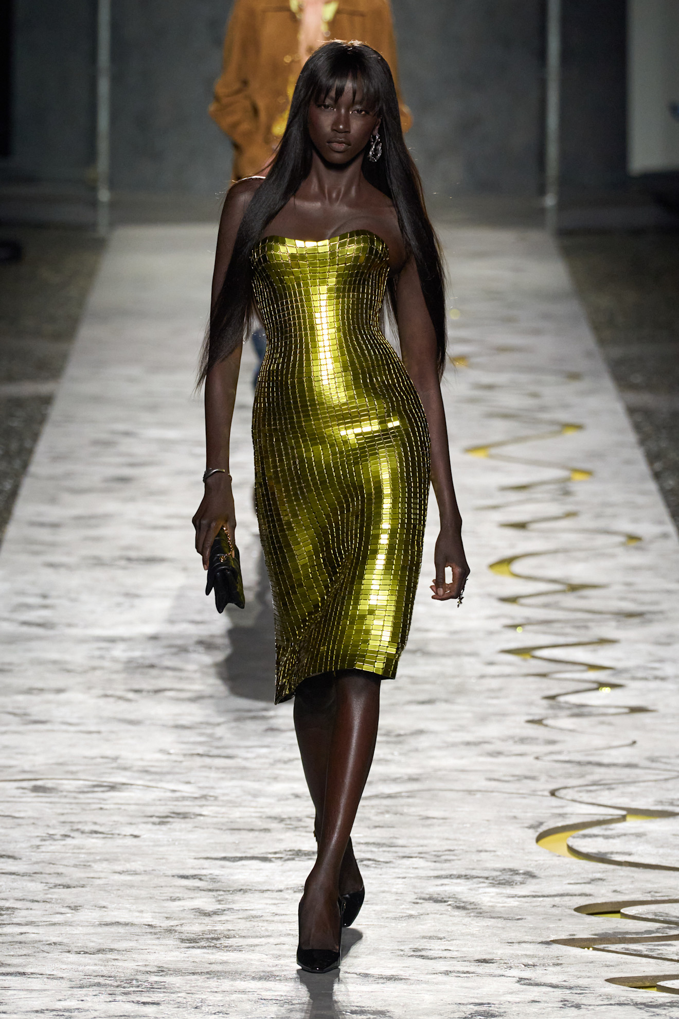 Versace فستان براق للبشرة السمراء من