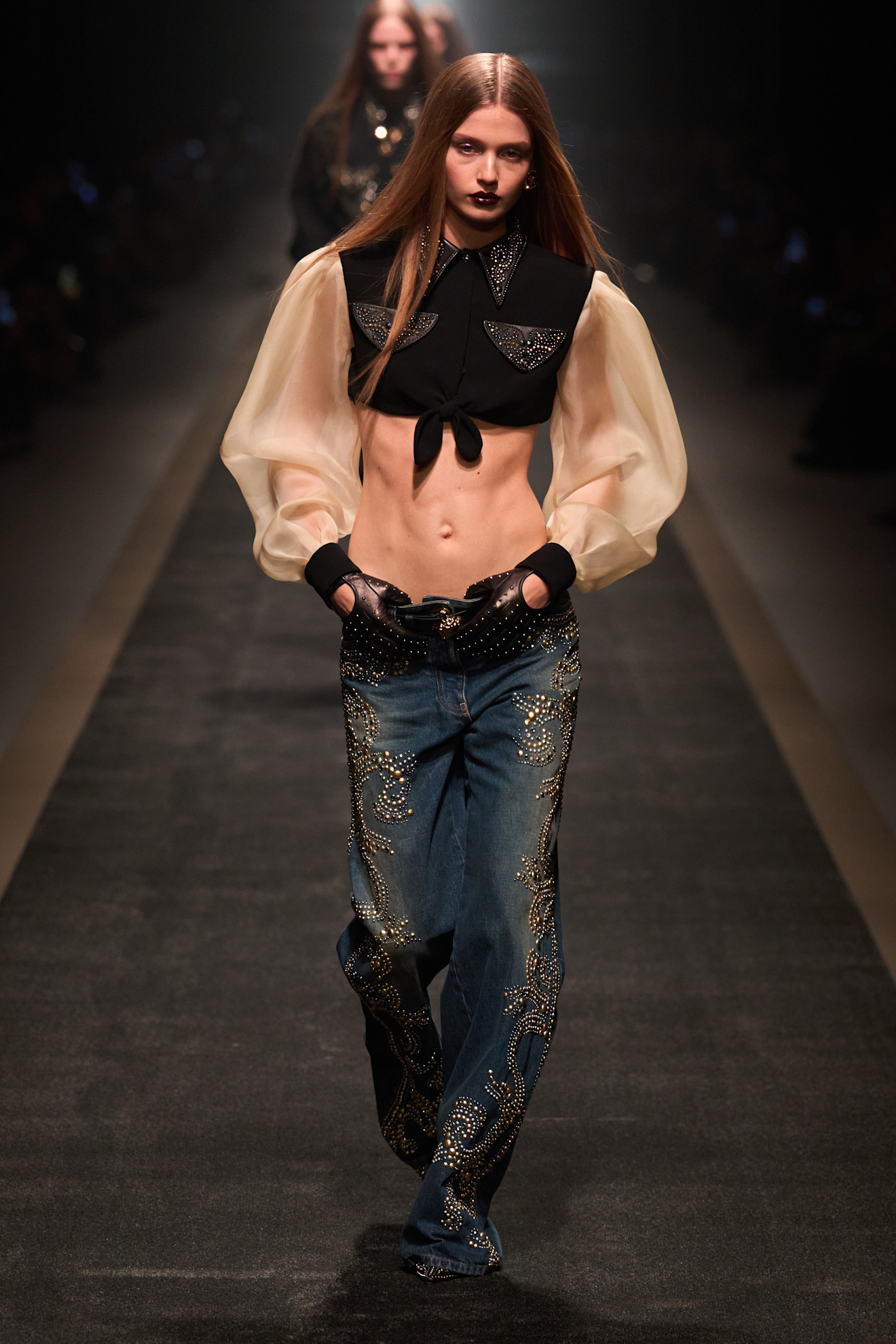 إطلالة مميزة من عرض أزياء Versace