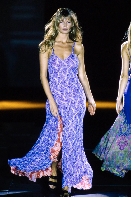 "كلوديا" Claudia Schiffer  في عرض أزياء "فرساتشي" VERSACE 1994
