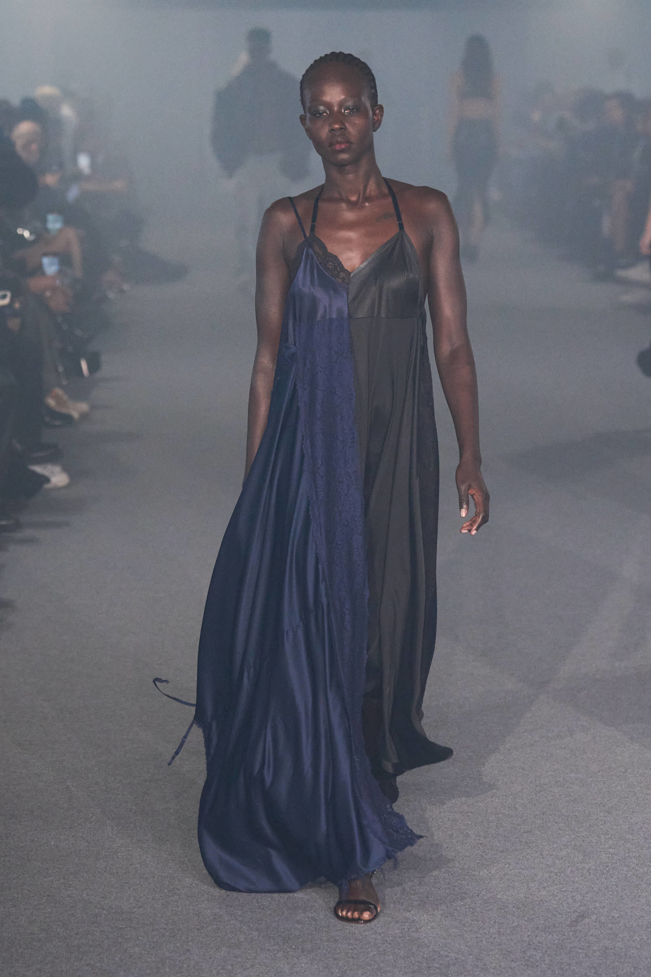 Vetements فستان باللونين الأسود والكحلي من