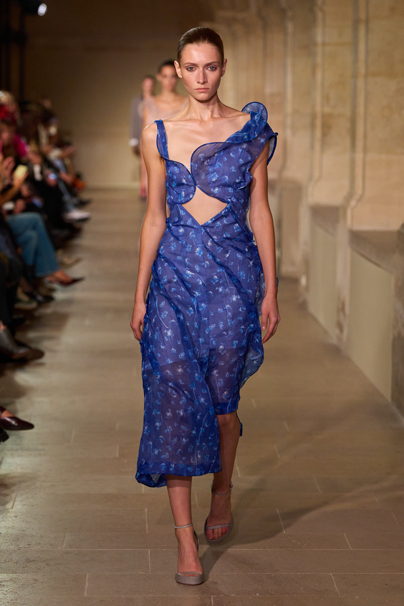 Victoria Beckham أناقة راقية وناعمة وسهلة التنسيق مع فساتين بالنقشات الوريدة من