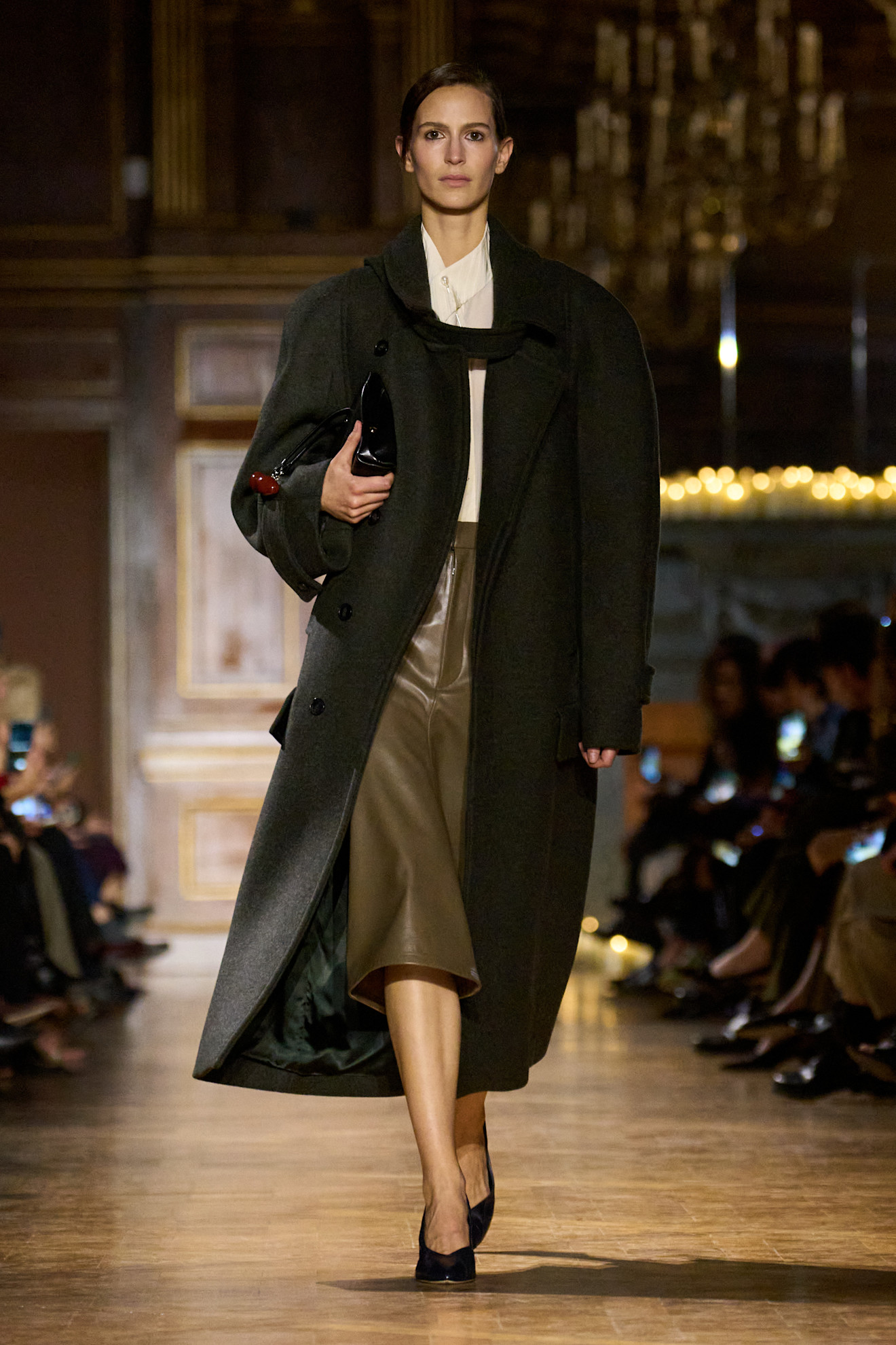Victoria Beckham ارتدي تنورة pencil مع المعطف