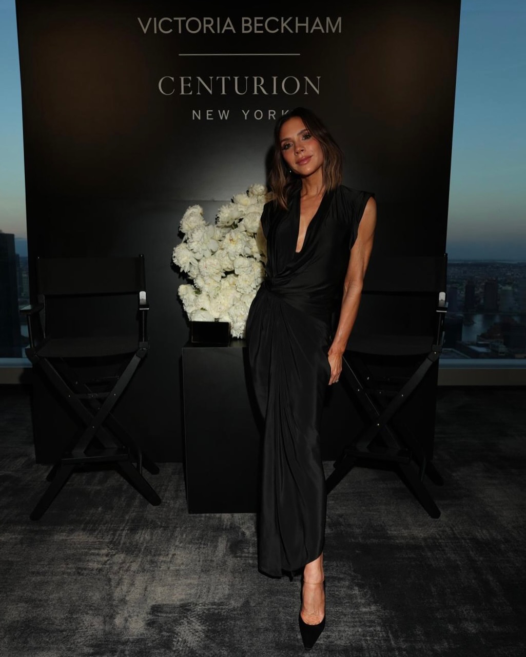 Victoria Beckham بفستان ضيق بلون محايد