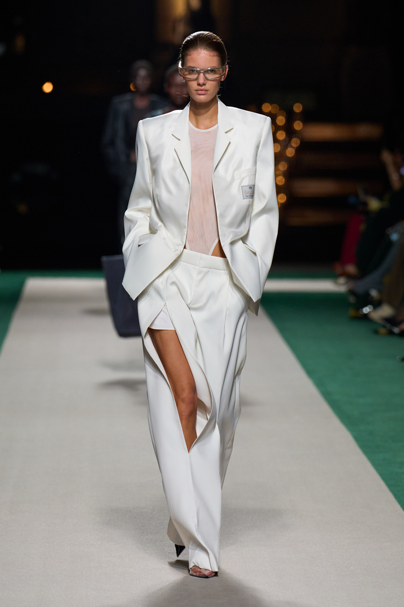 Victoria Beckham بنطلون رجل الفيل بقصة عصرية من