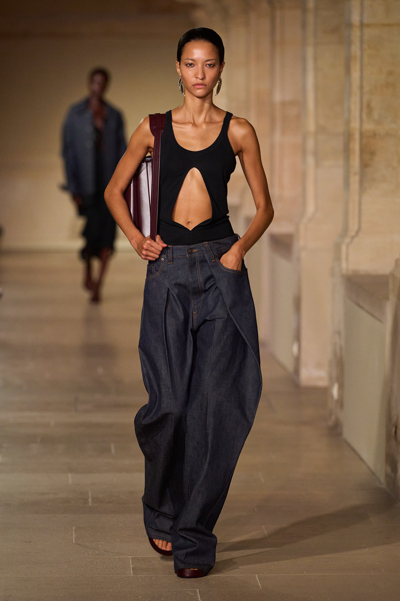 سروال جينز واسع من مجموعة الأزياء الجاهرة لربيع وصيف 2026 من Victoria Beckham