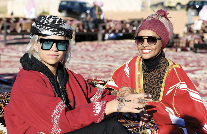 "فيكتوريا بريتو" و"حليمة عدن" تحضران رحلة Sounds of the Sands خلال مهرجان MDLBeast عام 2019 في الرياض، المملكة العربية السعودية