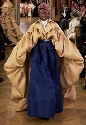 من مجموعة "فيكتور اند رولف" Viktor & Rolf لربيع وصيف ٢٠٢٥ للأزياء الراقية