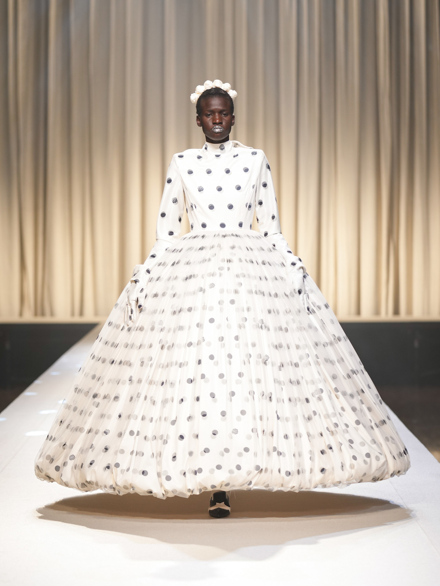 Viviano فستان ابيض وأسود من البولكا دوت من