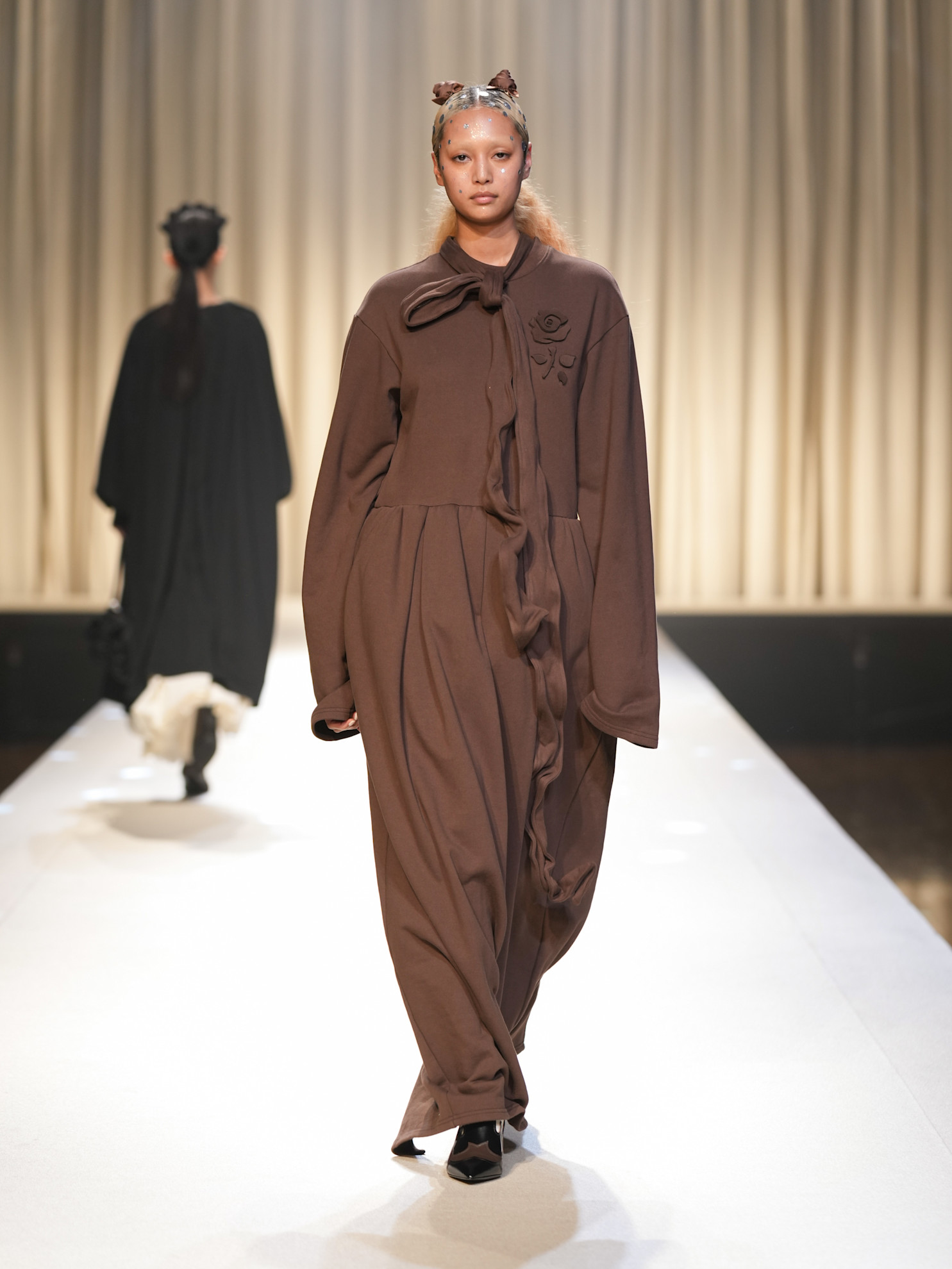 موضة الجمبسوت البني الاوفر سايز