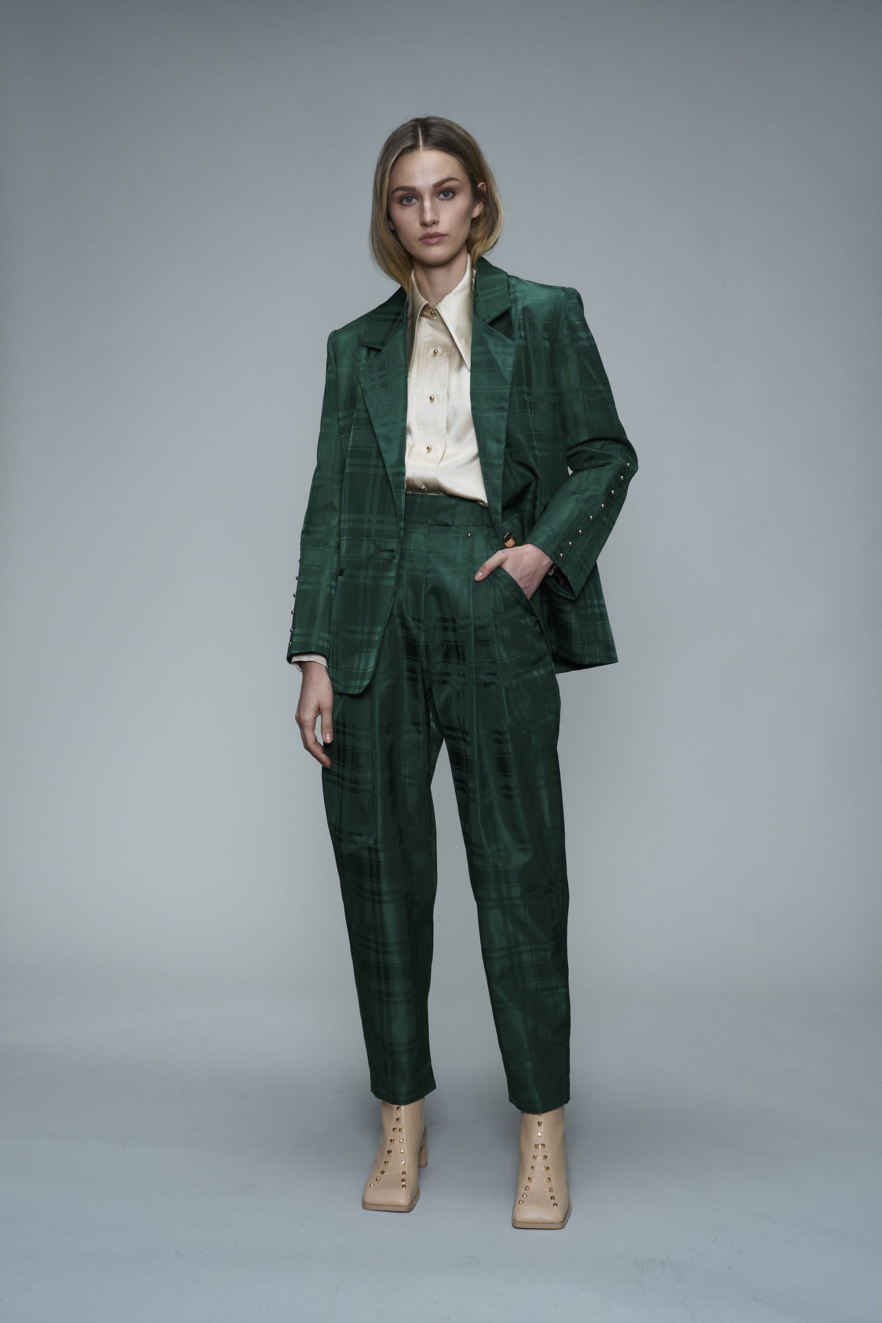 موضة البنطلون الزيتي ذات الخصر العالي