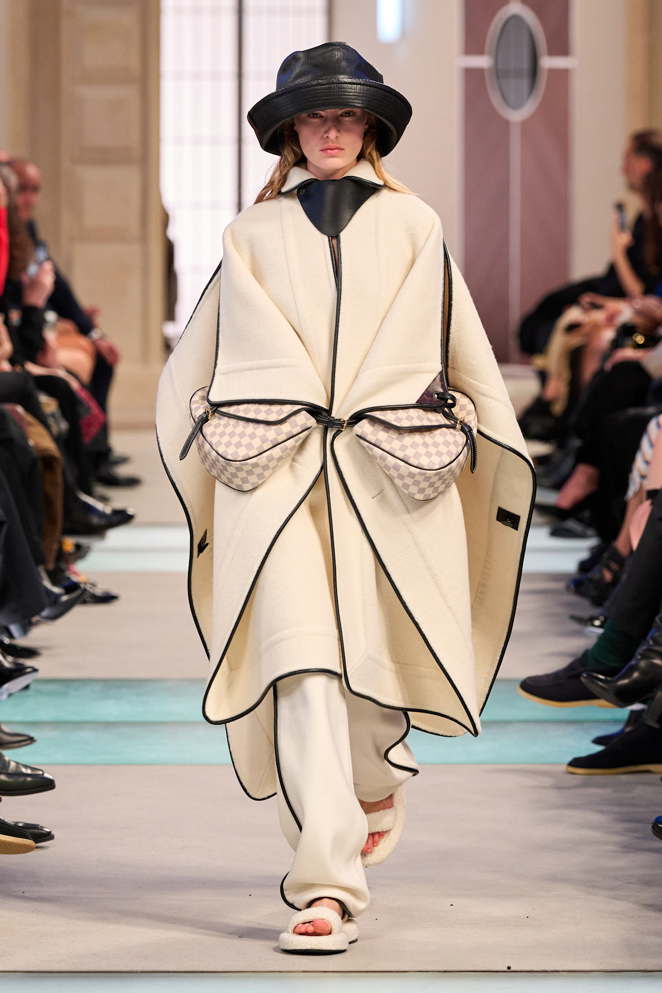 من مجموعة الأزياء الجاهزة Louis Vuitton لخريف وشتاء 2025
