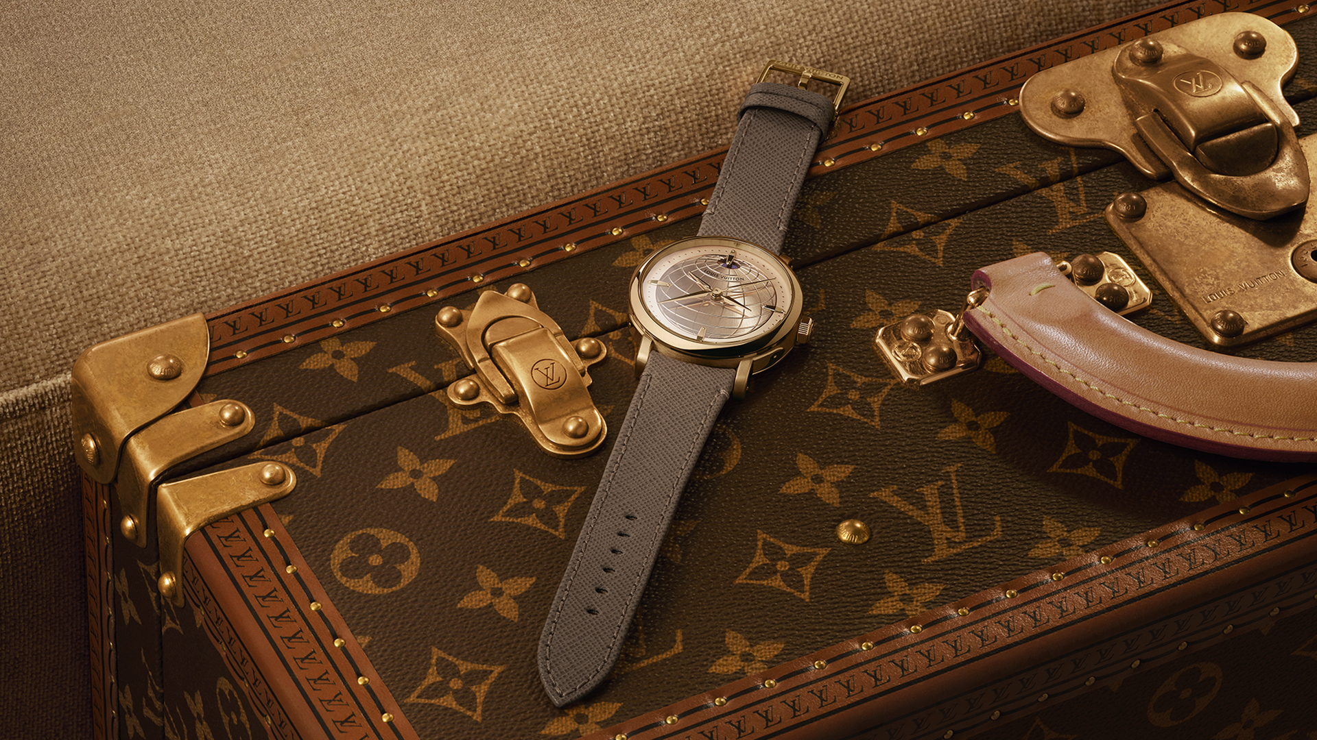 بل تُقدم كل ساعة إسكال في حقيبة عرض مصممة خصيصًا، تكريمًا راقيًا لإرث الدار العريق في عالم السفر