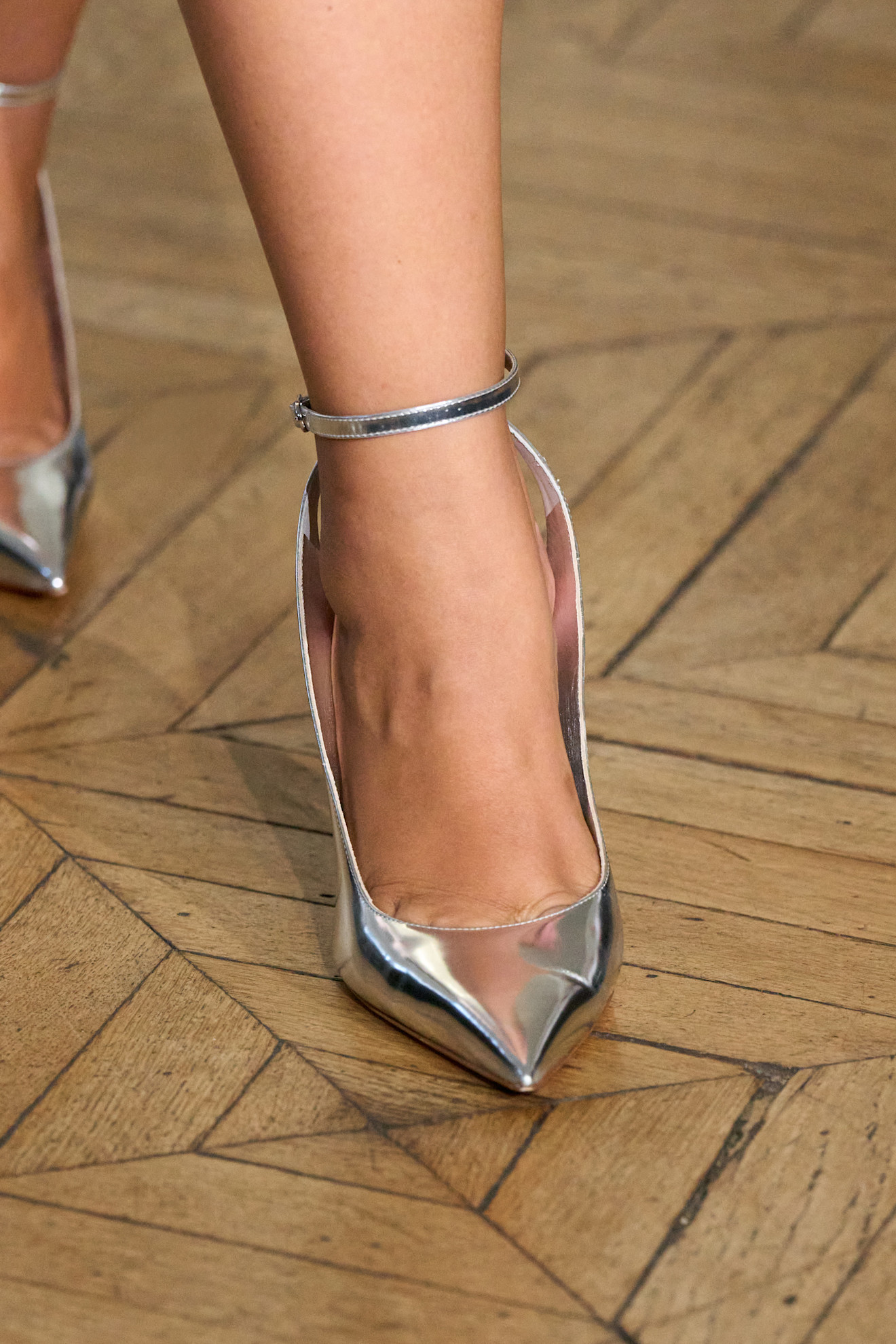 Weinsantoلون كعب فضي مع شريط حول الكاحل من