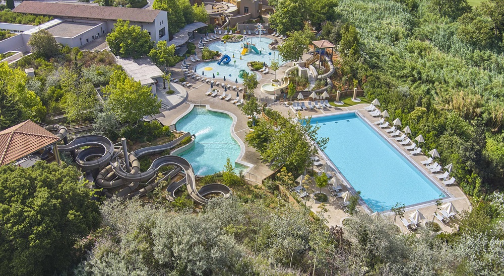 كوستا نافارينو في اليونان.