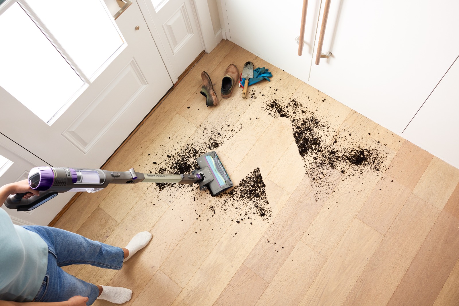 تجربة Hia مع مكنسة Shark PowerDetect Clean & Empty: الذكاء والتصميم يجتمعان في ابتكار منزلي استثنائي