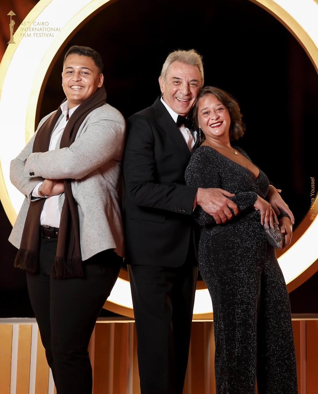 محمود حميدة مع أفراد عائلته على السجادة الحمراء