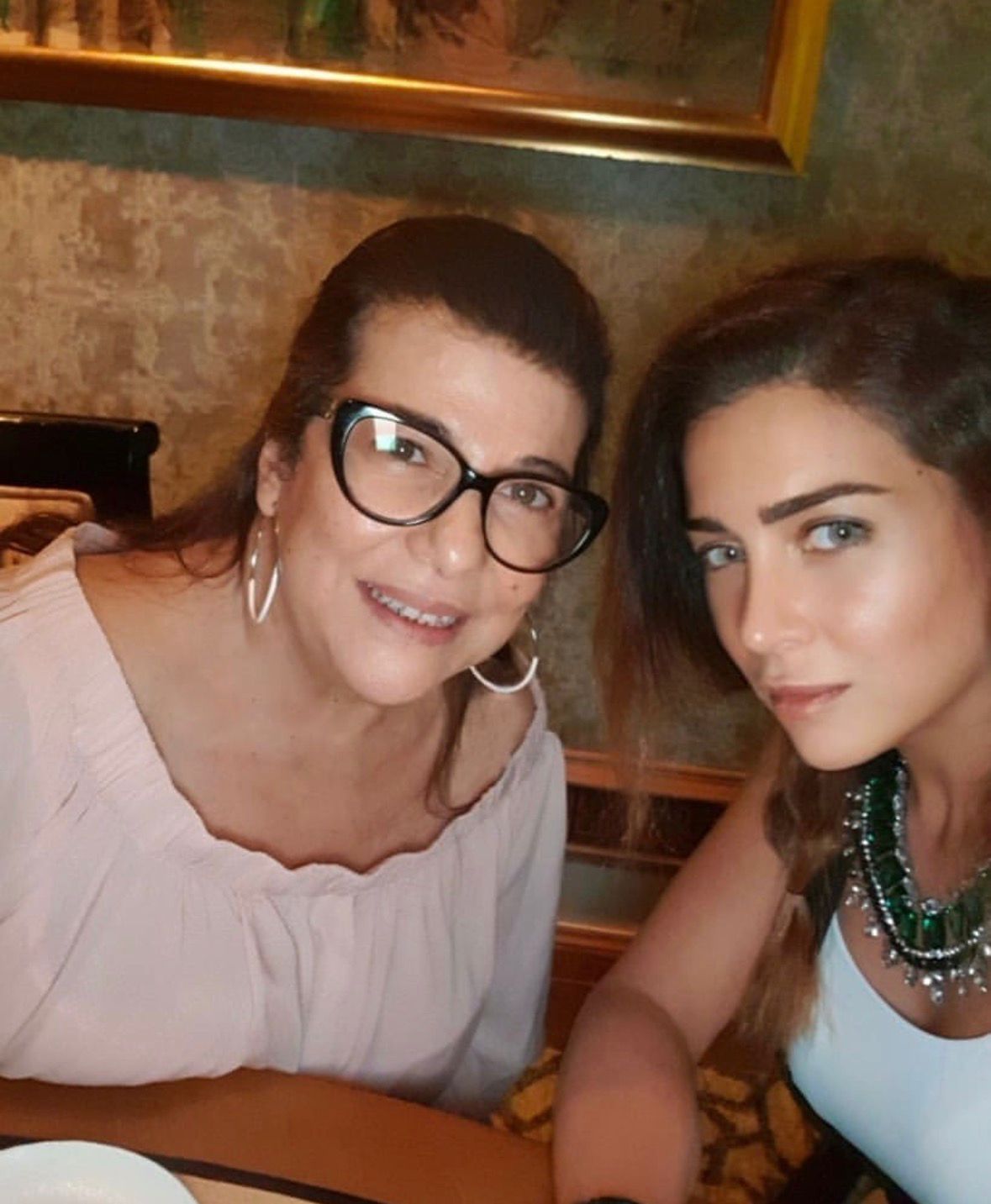 مي عز الدين مع والدتها