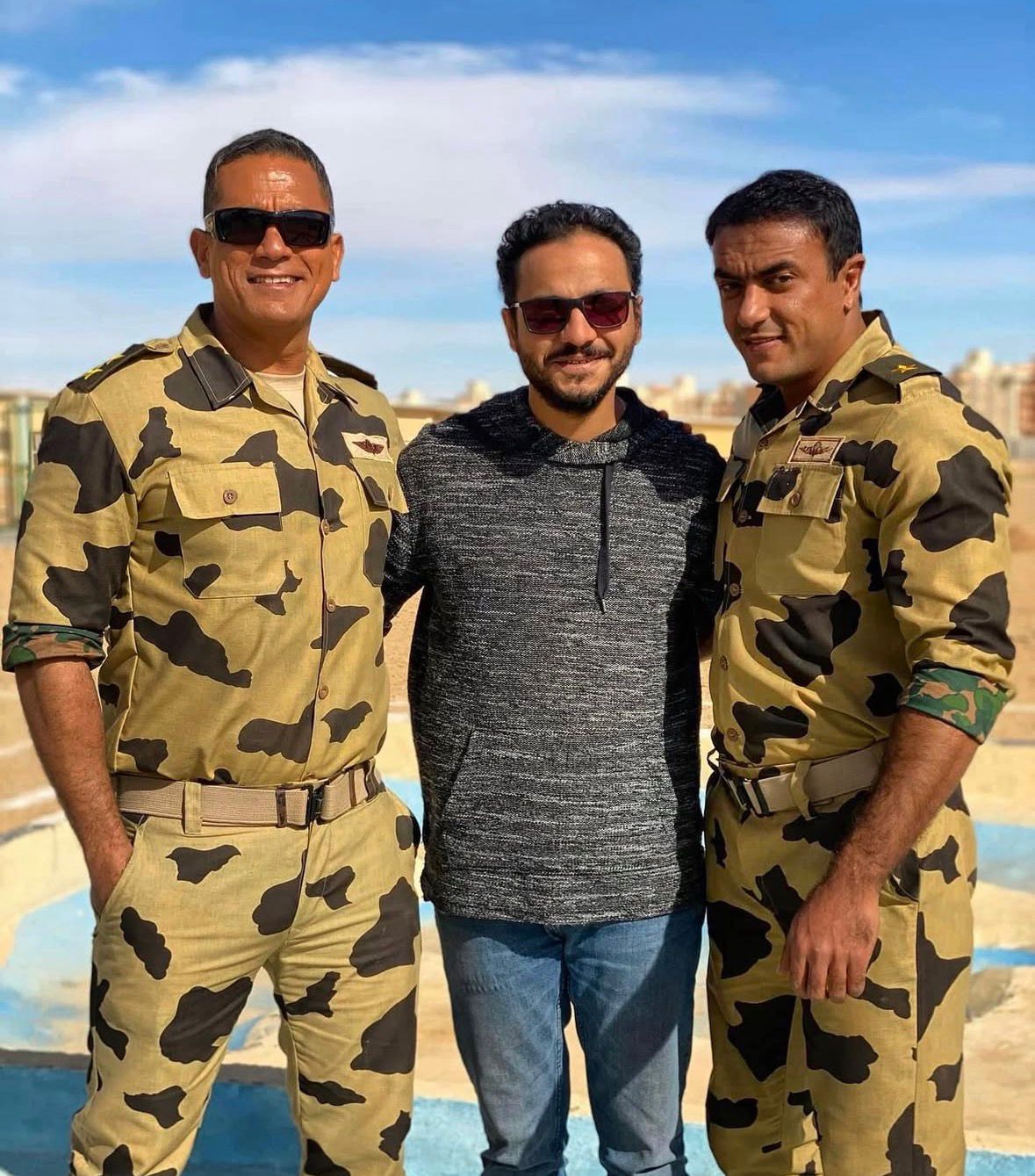 أحمد العوضي وأمير كرارة مع المخرج بيتر ميمي أثناء تصوير مسلسل "الاختيار"