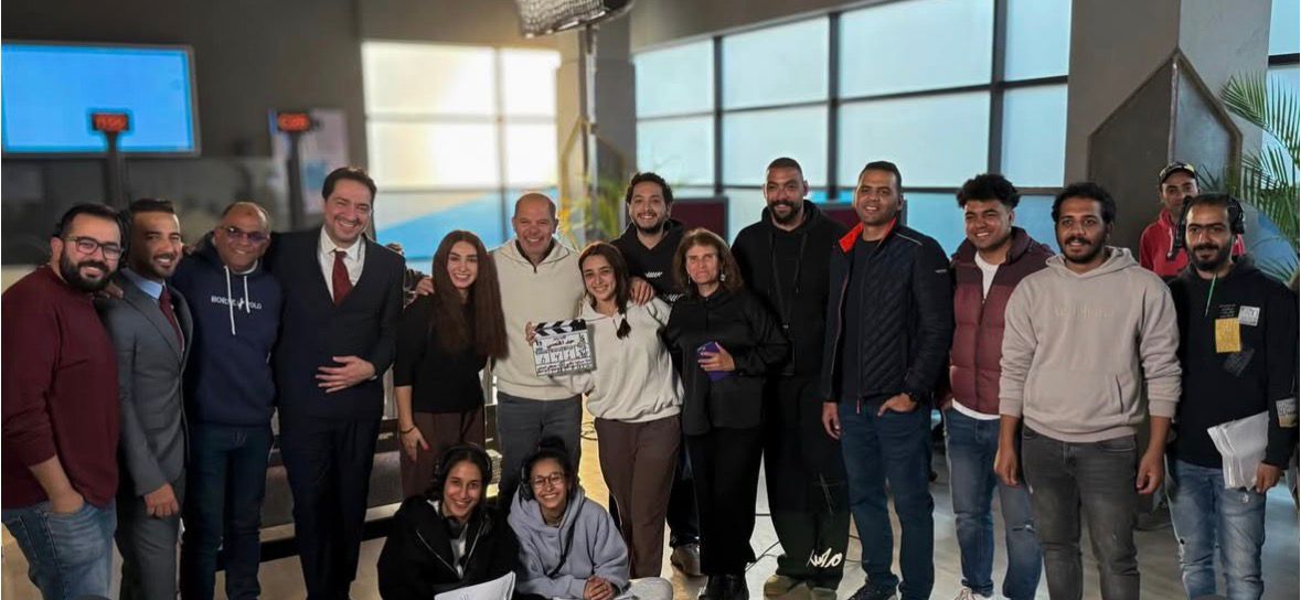 روجينا مع فريق عمل مسلسلها الجديد في رمضان 2026