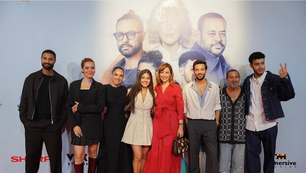 منة شلبي مع أسرة فيلم هيبتا