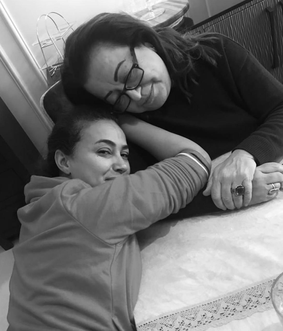 هند صبري مع والدتها الراحلة