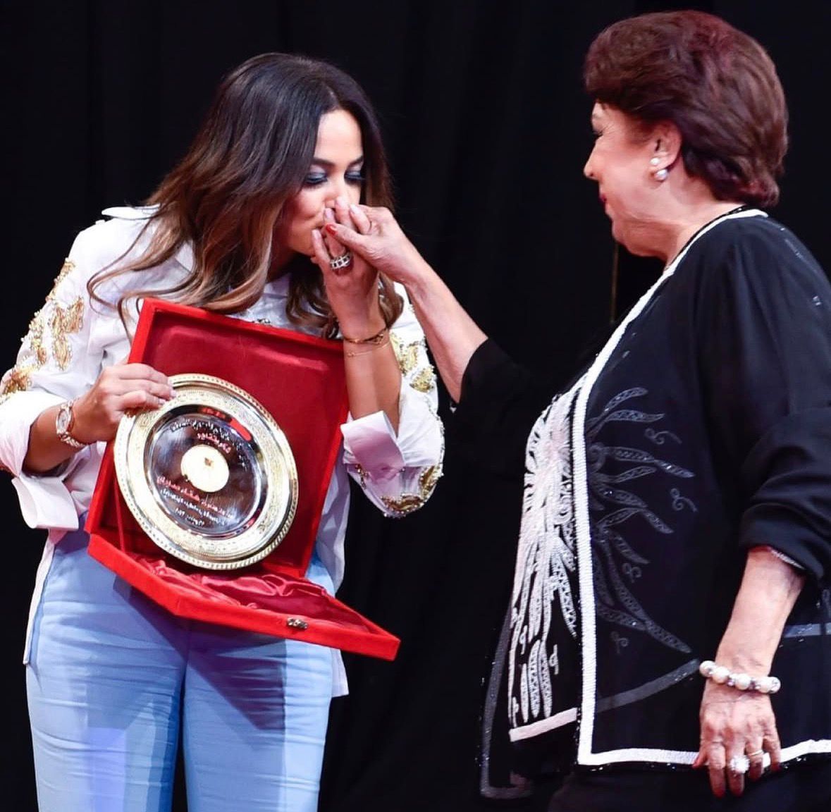 هند صبري مع الفنانة الراحلة رجاء الجداوي في تكريم سابق لها