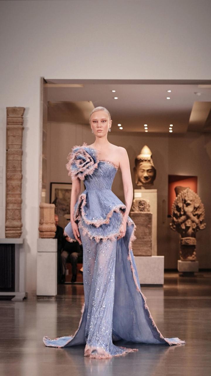 المصممة منال عجاج أول مصممة سورية تعرض تصاميمها في باريس