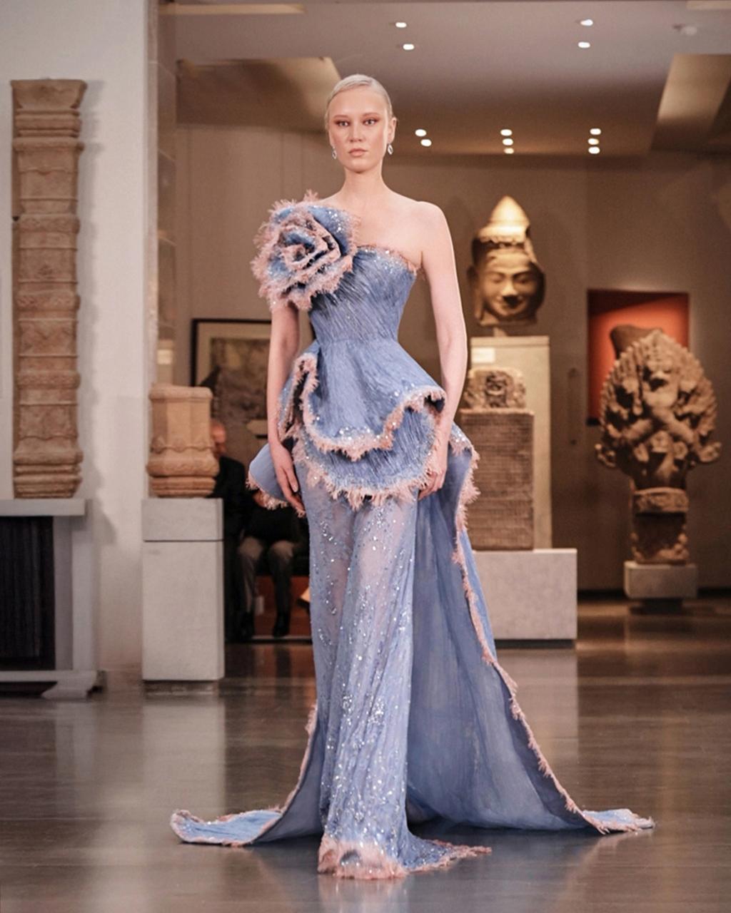 المصممة منال عجاج أول مصممة سورية تعرض تصاميمها في باريس