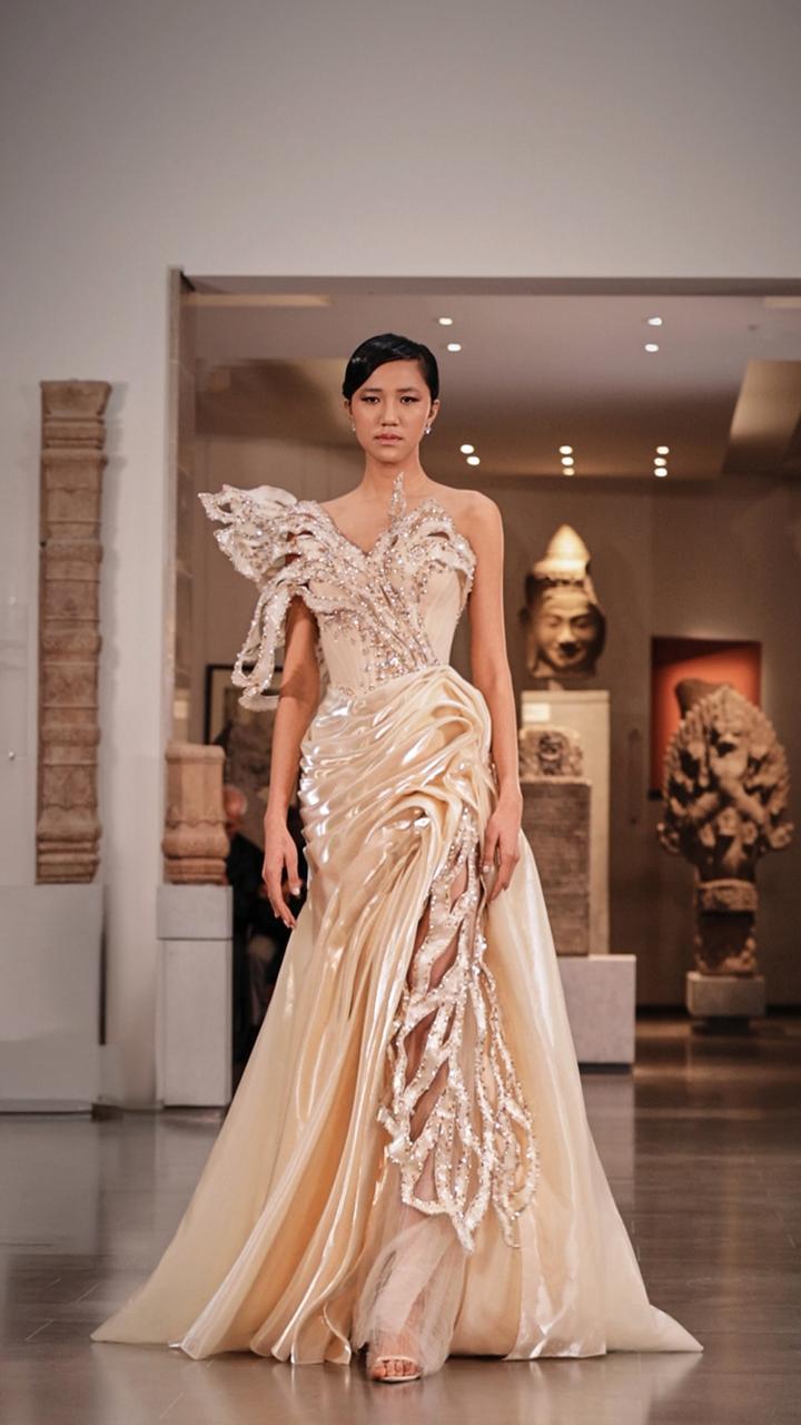 المصممة منال عجاج أول مصممة سورية تعرض تصاميمها في باريس