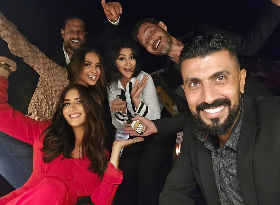 مي عمر مع فريق مسلسل "نعمة الأفوكاتو"