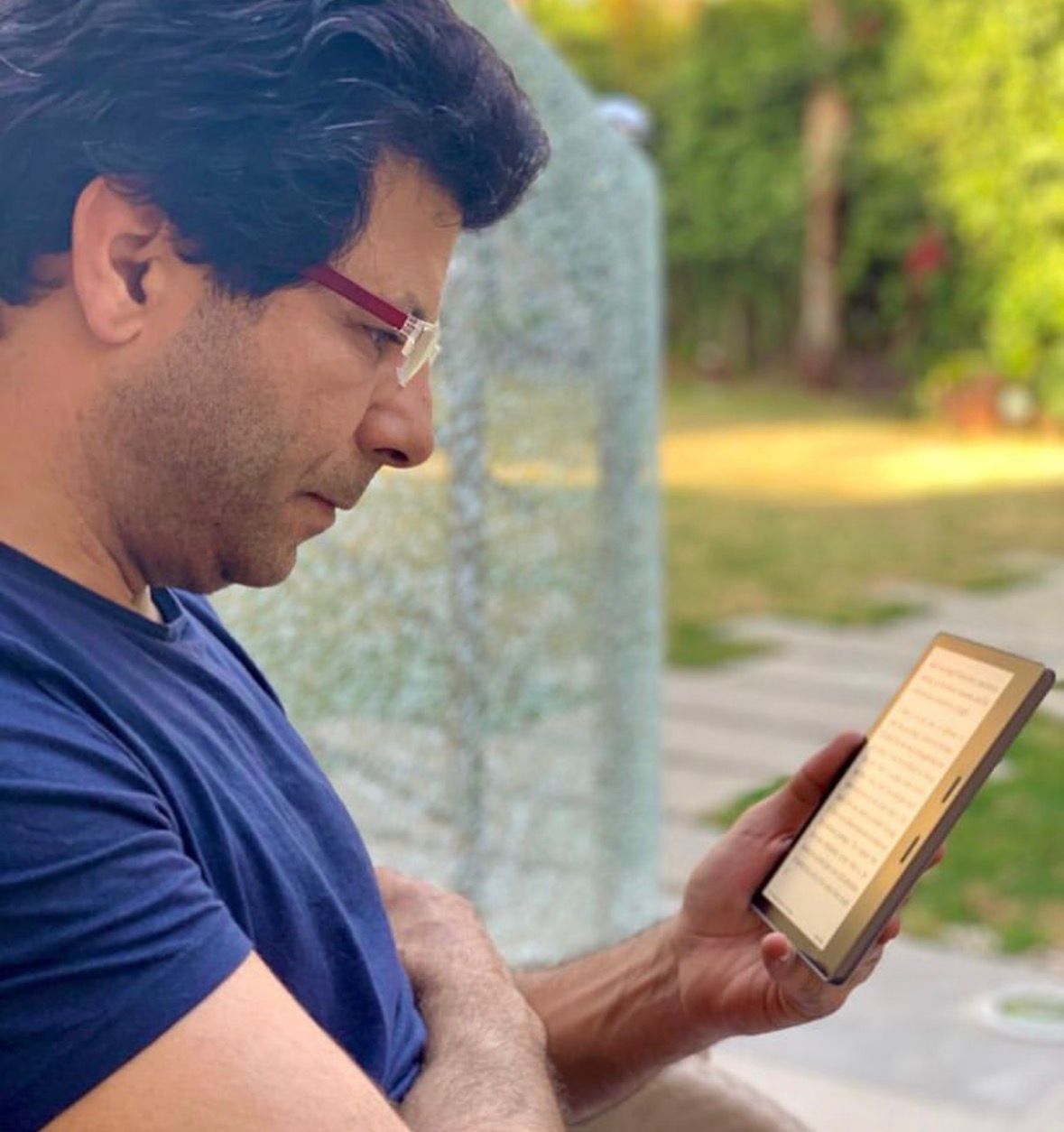 إياد نصار يمارس القراءة 