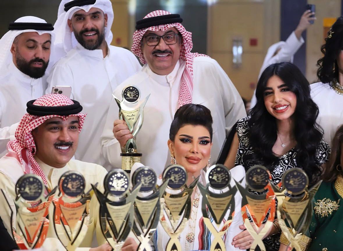 إلهام الفضالة مع جوائز مسلسل "بيت حامول"