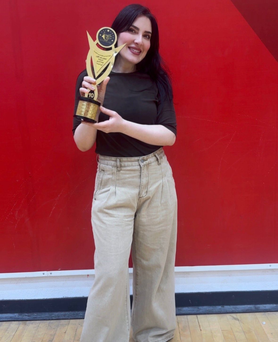 هبة الدري مع درع تكريم سابق لها