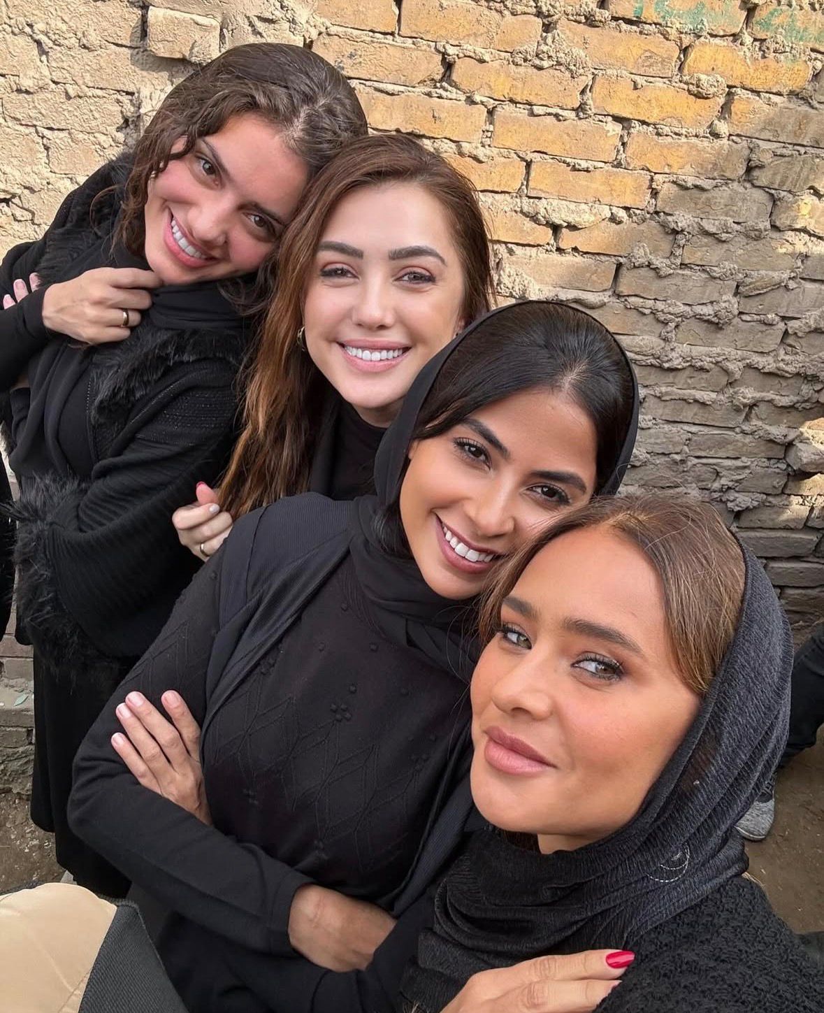 نيللي كريم وبطلات مسلسل إخواتي