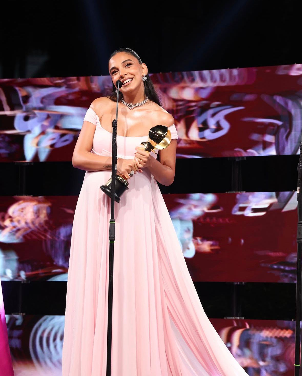 سلمى أبوضيف أثناء تكريمها في مهرجان "ضيافة" بدبي