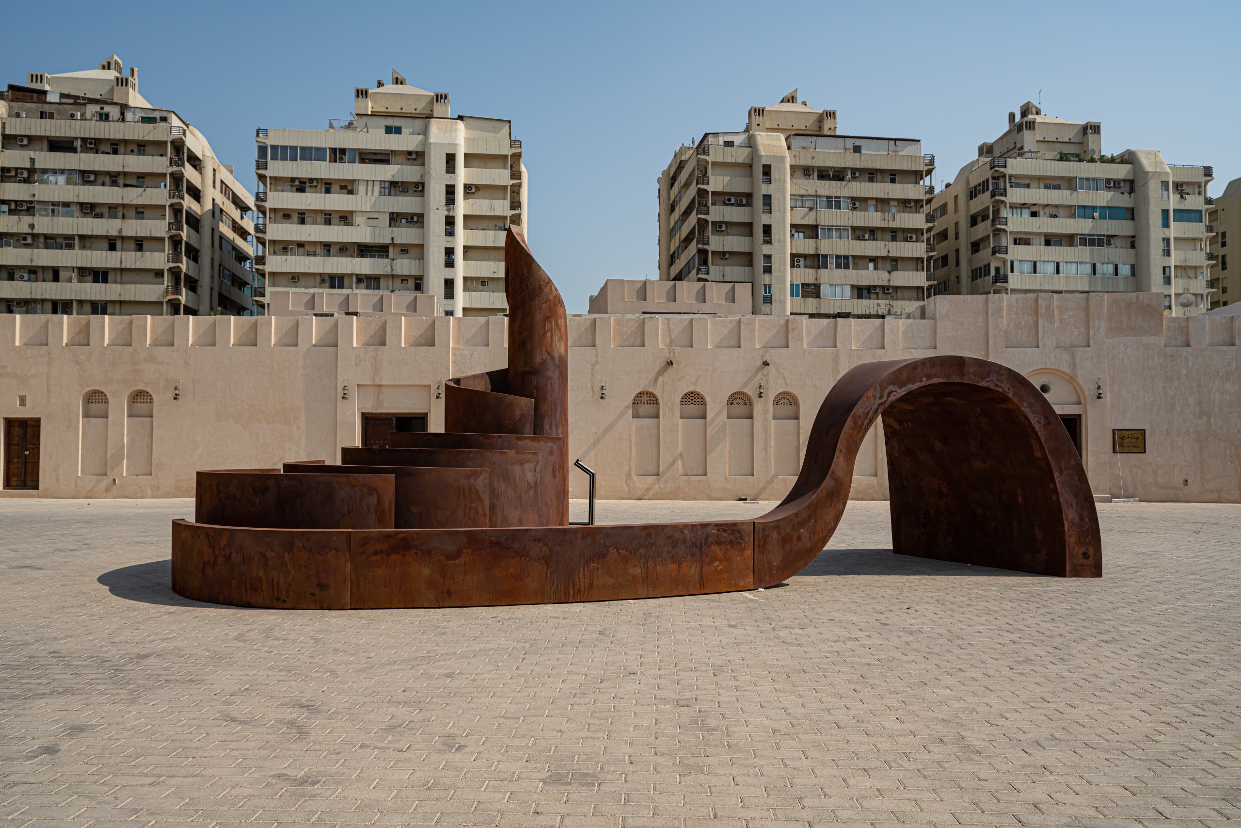 تقدّم الفنانة الإماراتية عزة القبيسي معرض Between Land and Sea في "ليلى هيلر غاليري"