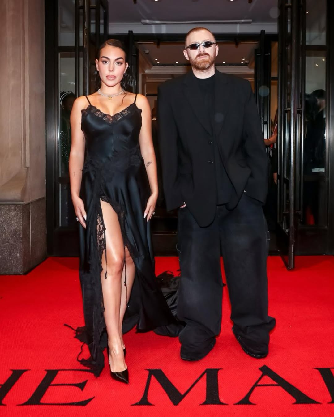 المصمم "غورام غفاساليا" Guram Gvasalia إلى جانب جورجينا