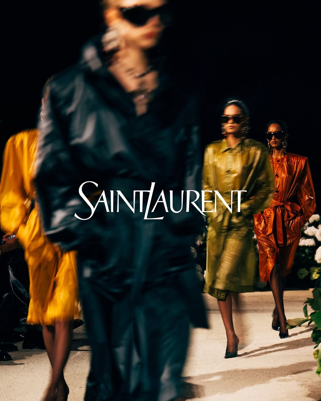 دار "إيف سان لوران" بسّطت شعارها إلى "سان لوران"