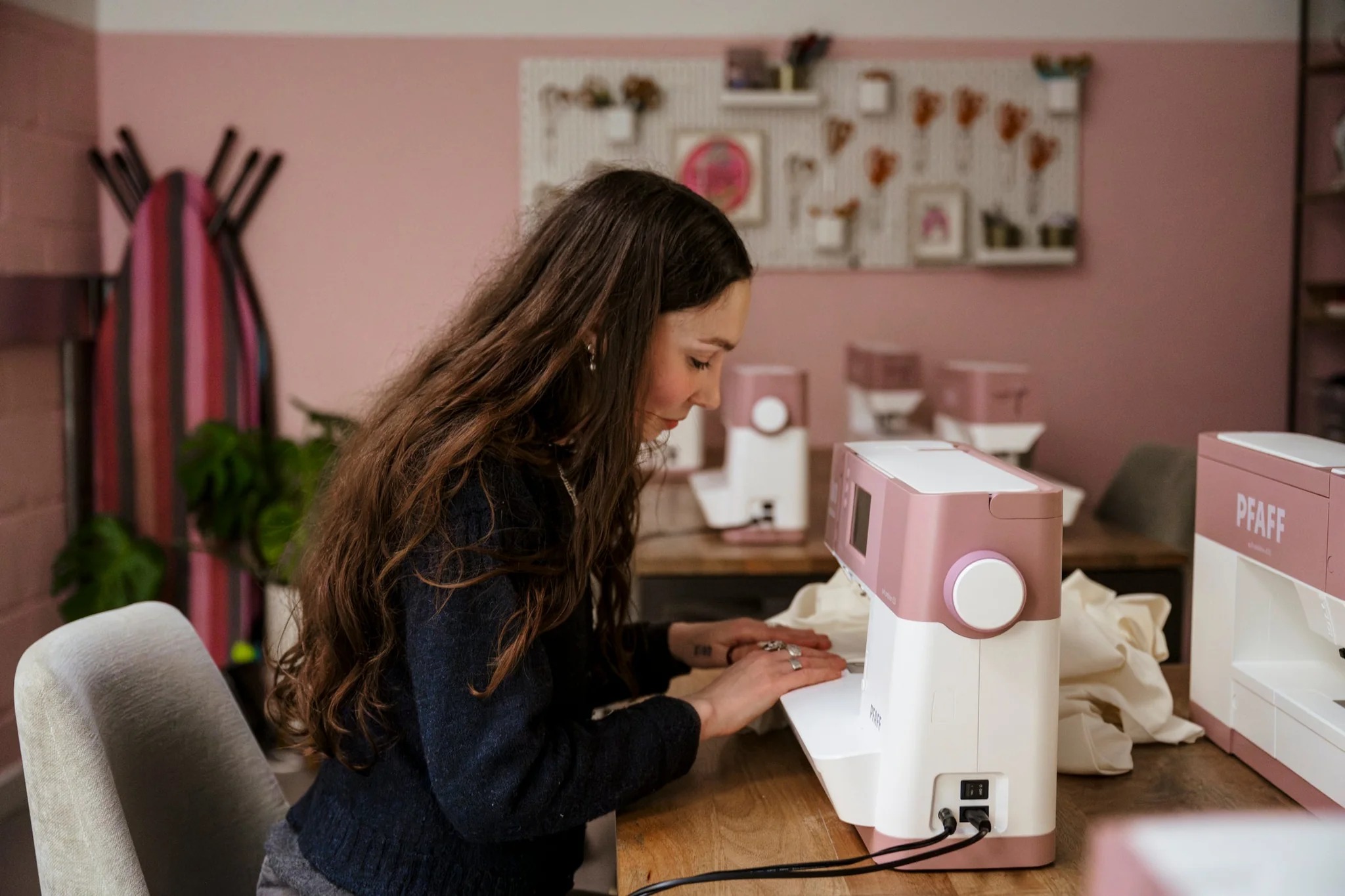 توجهي لزيارة مشاغل الخياطة أو محلات الإكسسوارات اليدوية النسائية