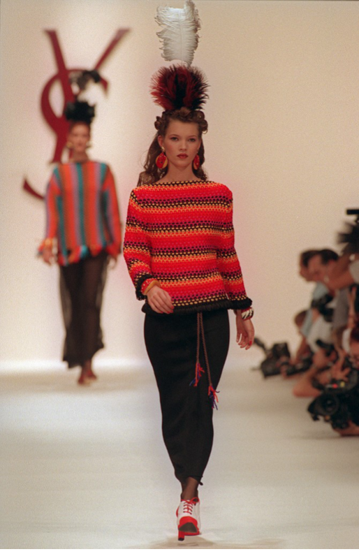 "كيت موس" Kate Moss  في عرض أزياء "إيف سان لوران" YVES SAINT LAURENT 1993