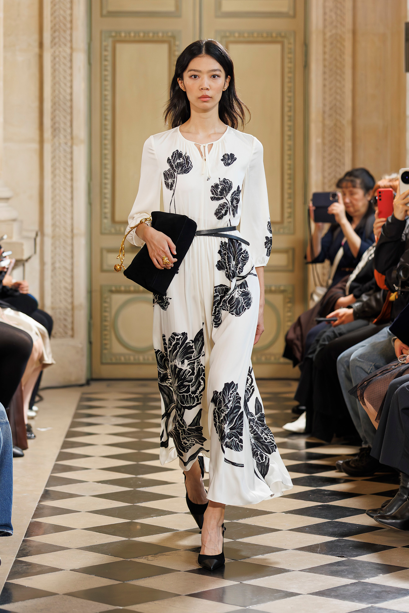 موضة الفساتين الواسعة والمطبعة بالورود