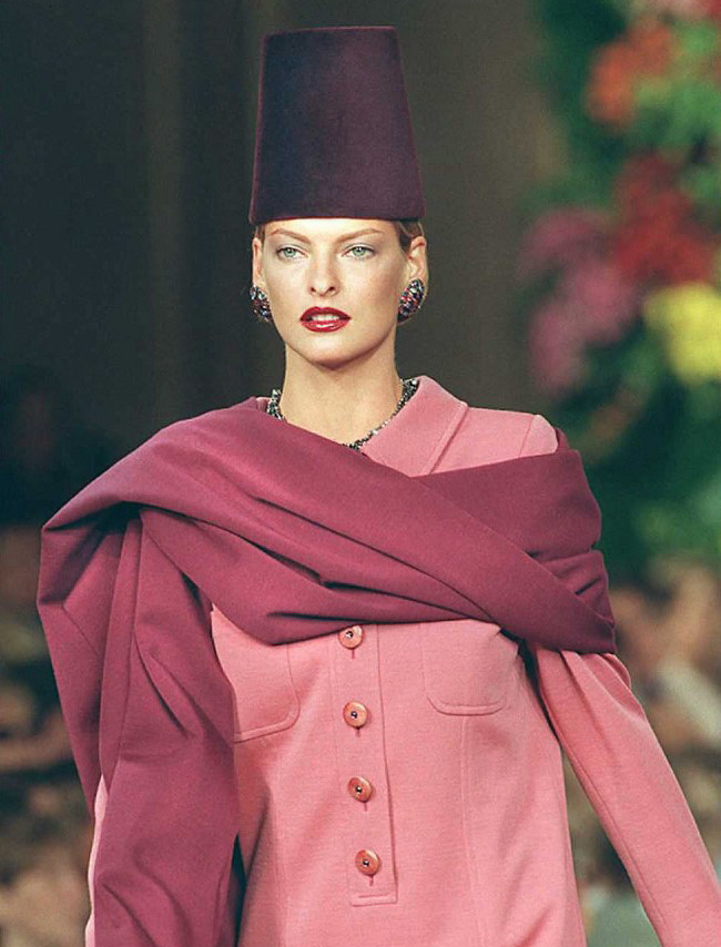 "ليندا إفانجيليستا" Evangelista Linda في عرض أزياء "إيف سان لوران" YVES SAINT LAURENT 1996