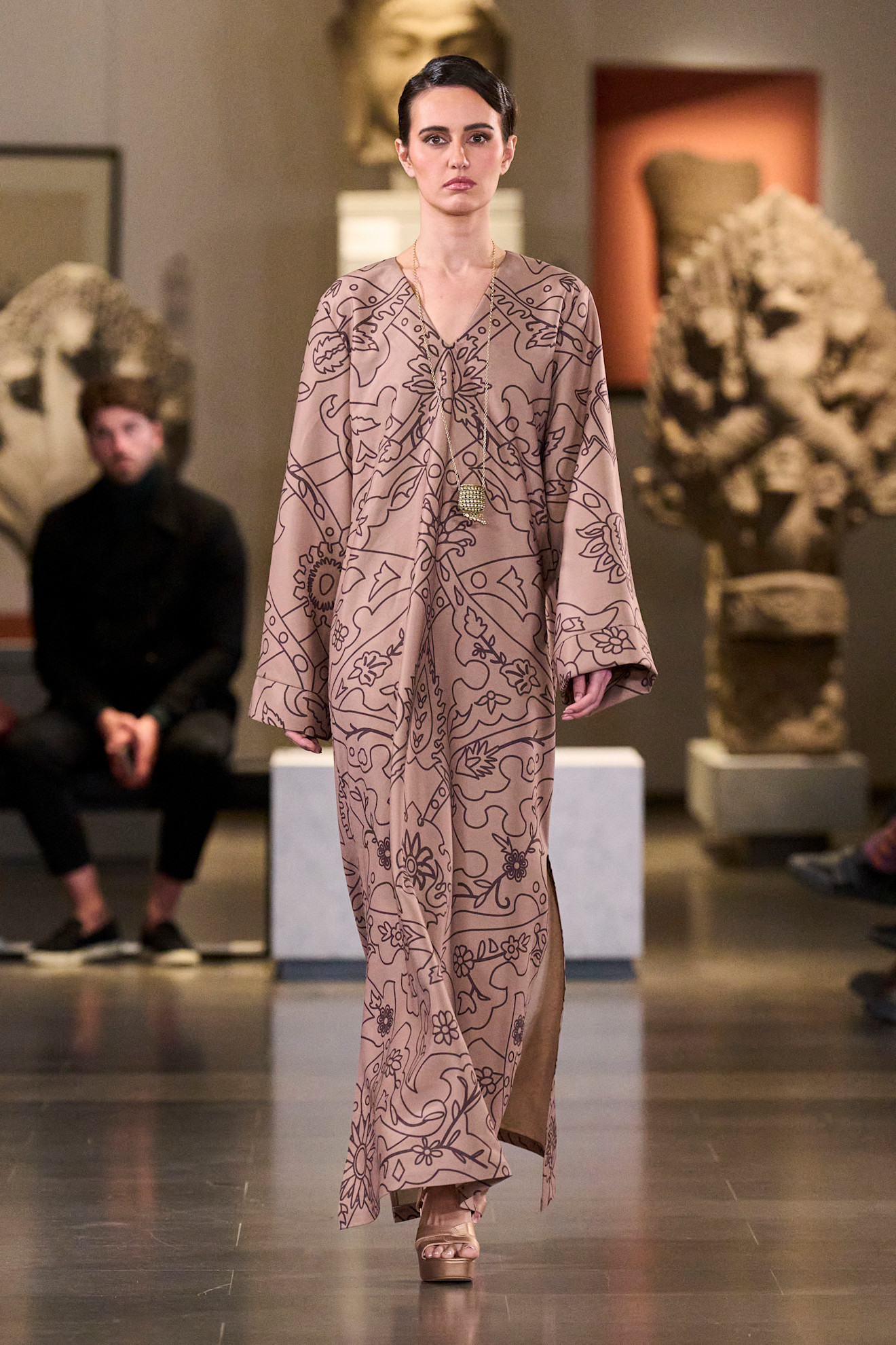 موضة القفاطين الفاخرة بقصة محتشمة