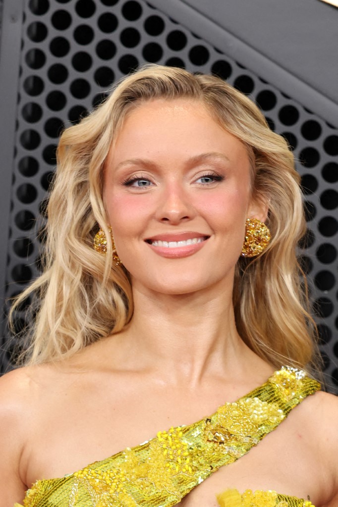 اطلالة Zara Larsson برسمات الظلال الذهبية