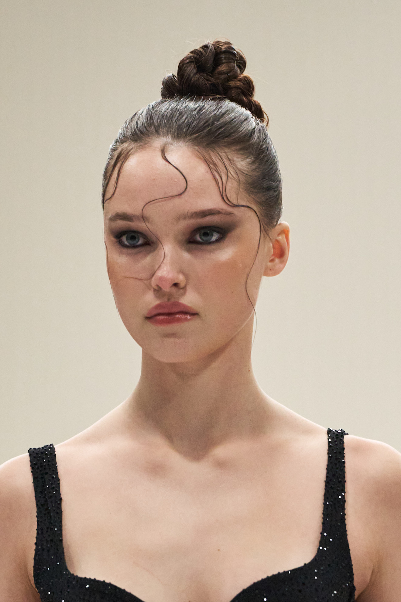 تسريحة شعر الضفائر مع الكعكة العالية